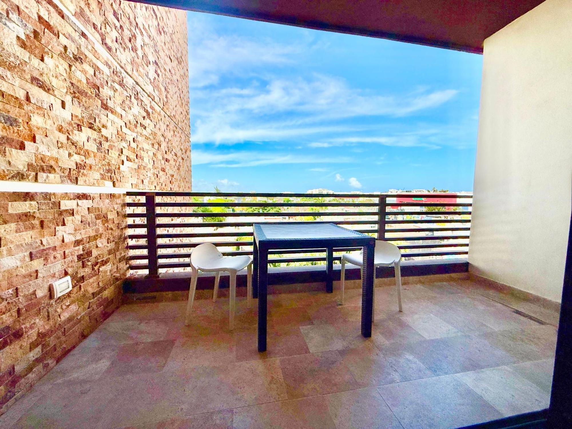 Large Studio, Large Rooftop Pool, Great Location! Apartment Playa del Carmen