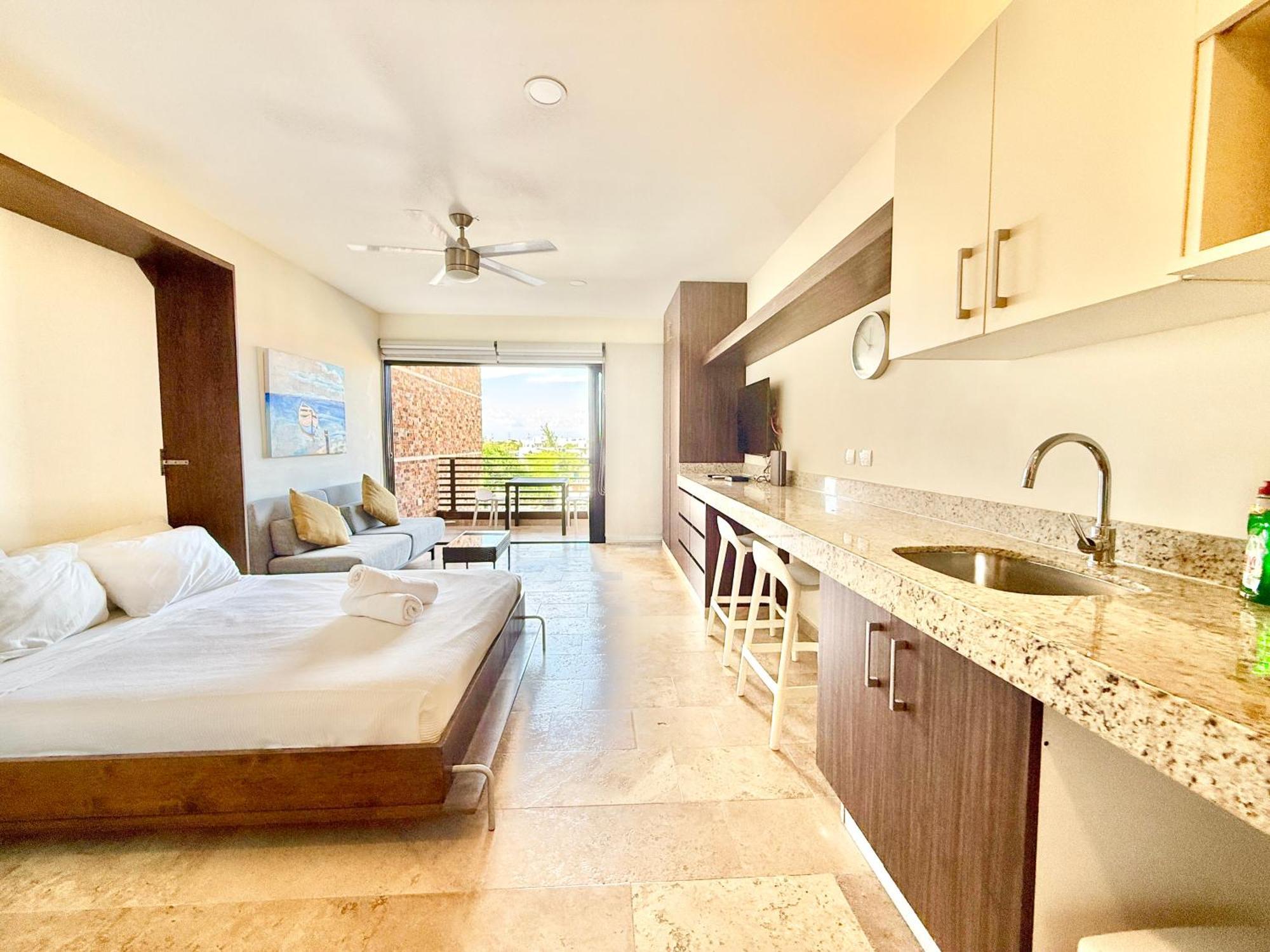 Large Studio, Large Rooftop Pool, Great Location! *
