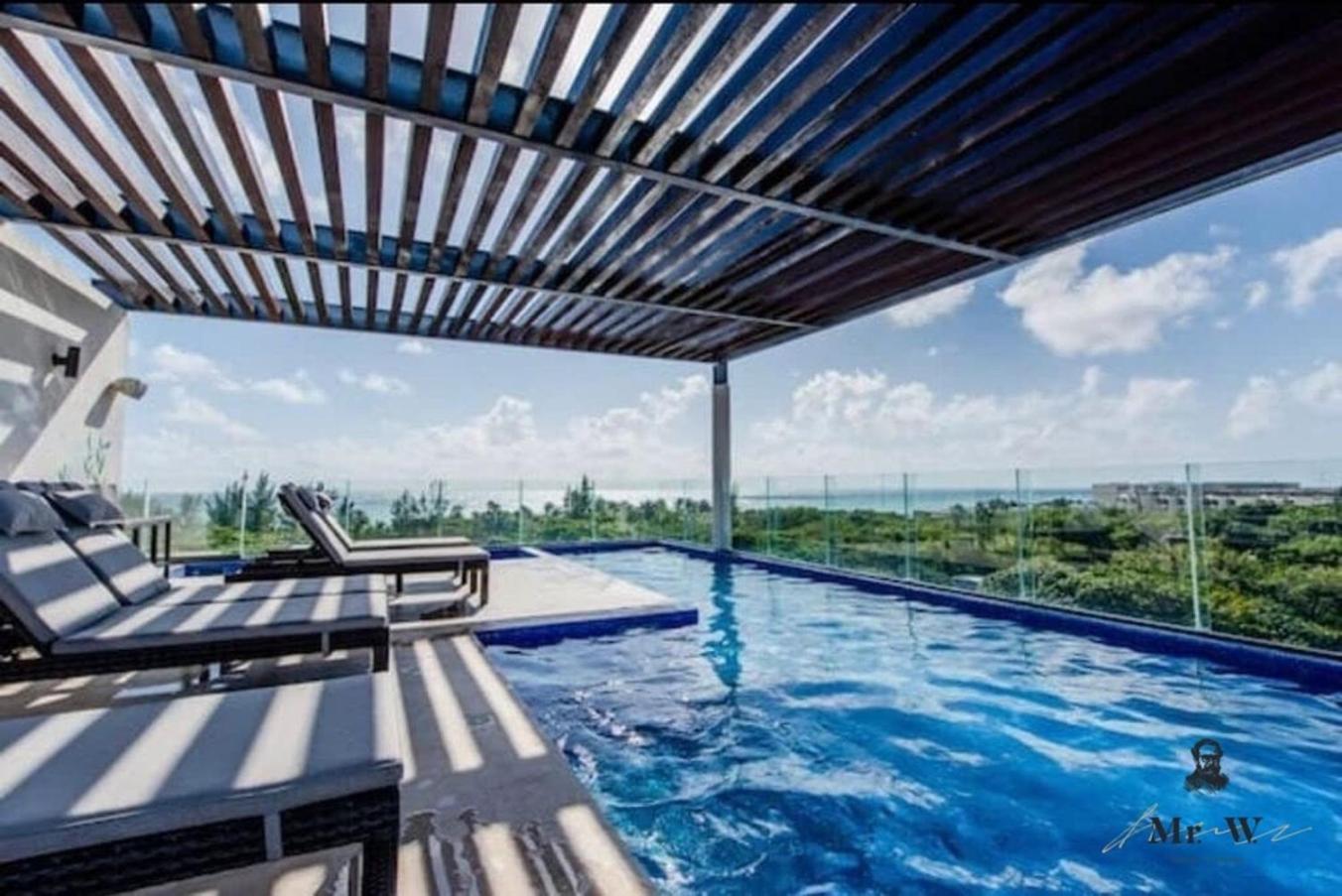 Oceanview Rooftop Pool Tub Steps To Apartment Playa del Carmen