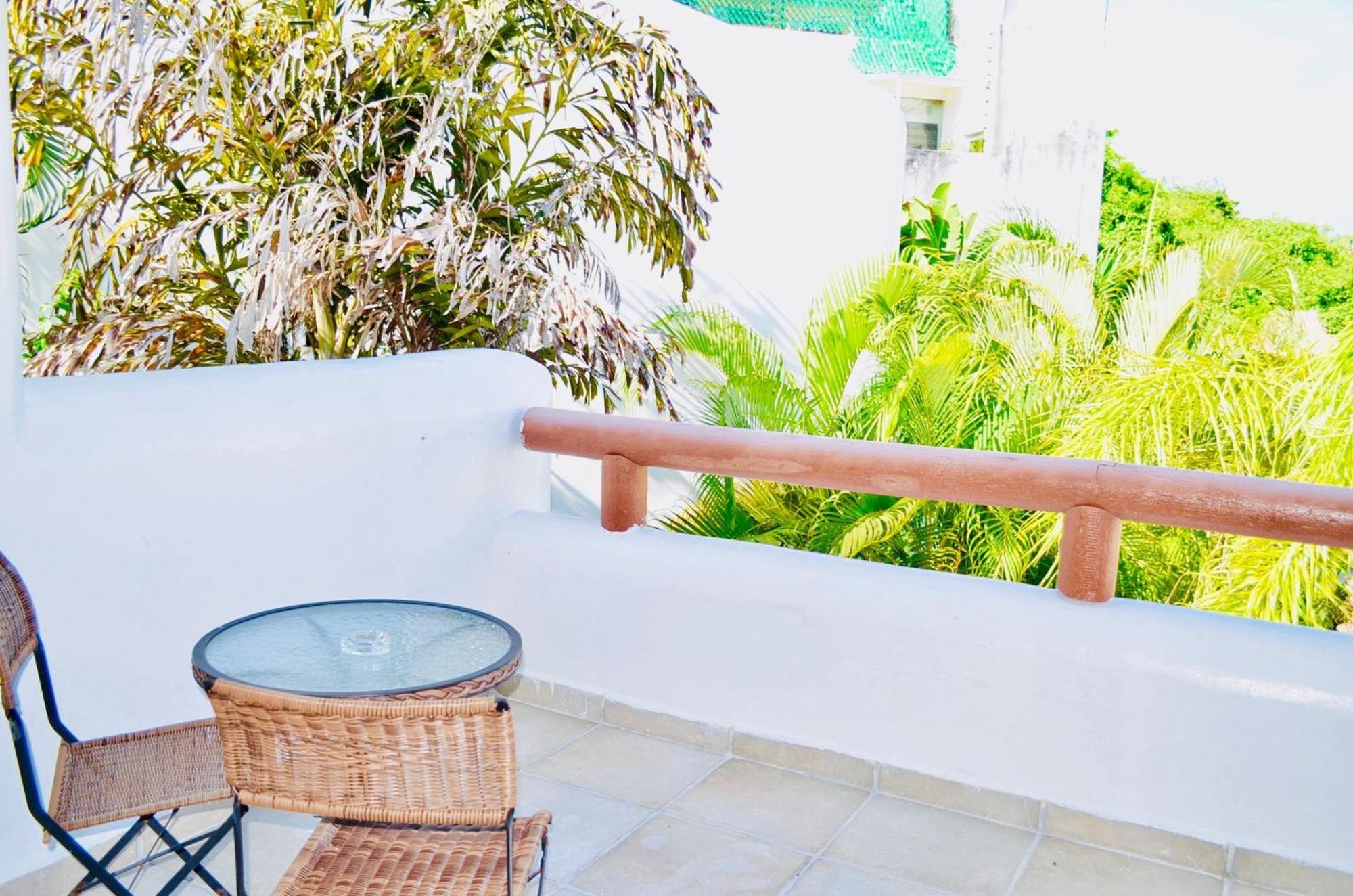 Bed and breakfast Deluxe Jacuzzi Balcony With Swimming Pool Air Conditioning And Parking