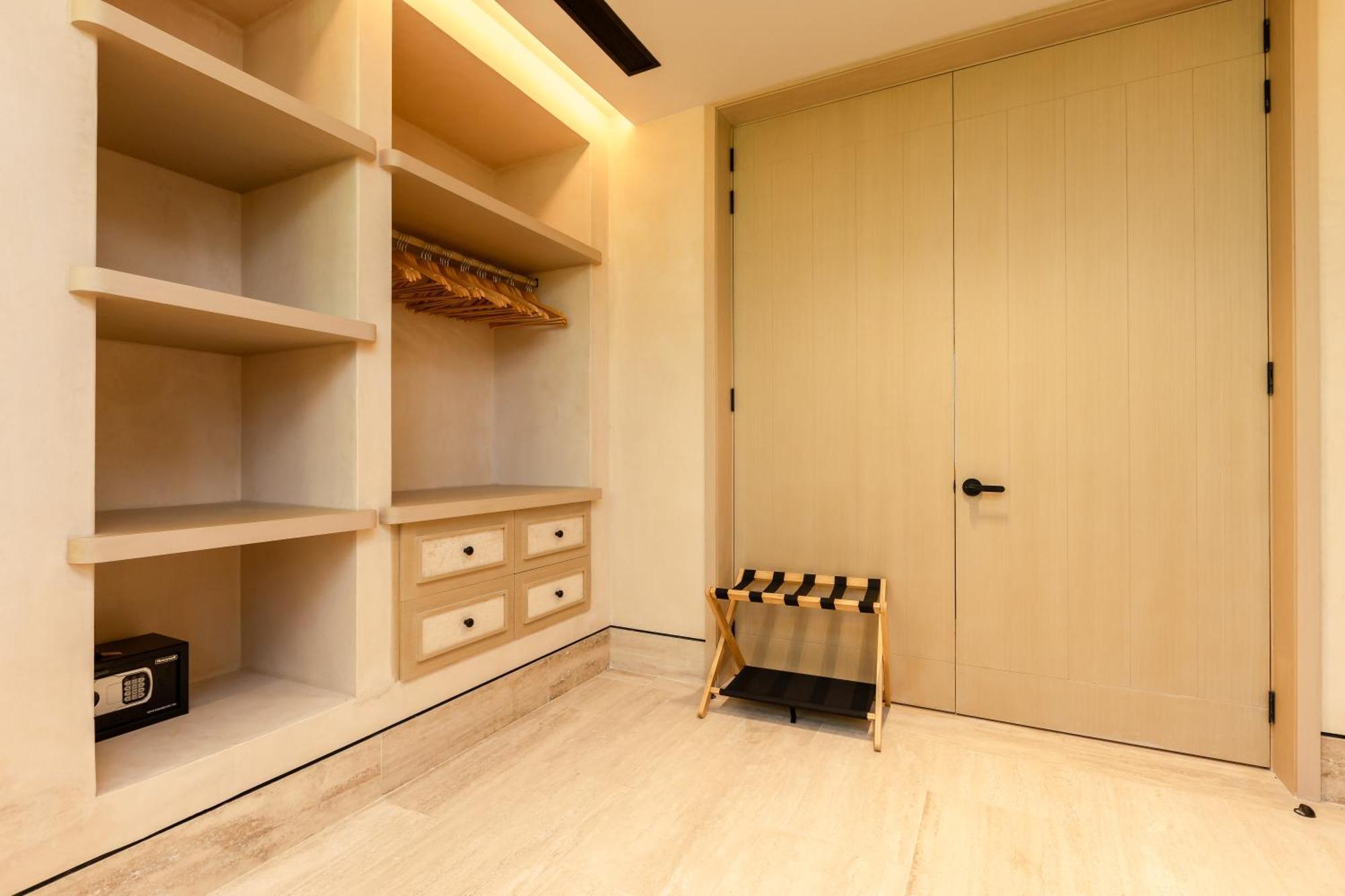 The Palm Luxury Corasol By Lumina