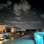 Pool View Condo / Rooftop Pool, Jacuzzi, Gym & Bar