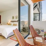 New! Adorable Midtown Studio, Pool, Wifi, Smart Tv