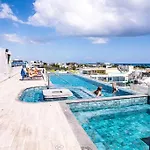 Ocean View Studio, Rooftop Pool, Steps From Beach Hyatt