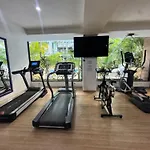 1Br Luxury Loft - 2 Pools - Gym -Near Beach