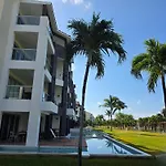 Mareazul Luxury Swim-Up Apartment And Private Beach Club