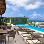 The Shore - Chic Getaway - Beach Steps Away