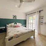 Spacious King Room Near Beach & Quinta