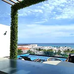 Ocean View From The Rooftop Pool Only One Block To The Beach, Studio For 2