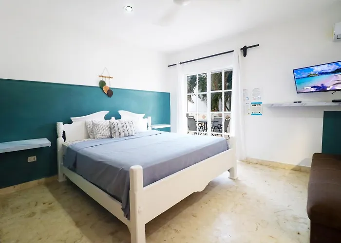 Spacious King Room Near Beach & Quinta