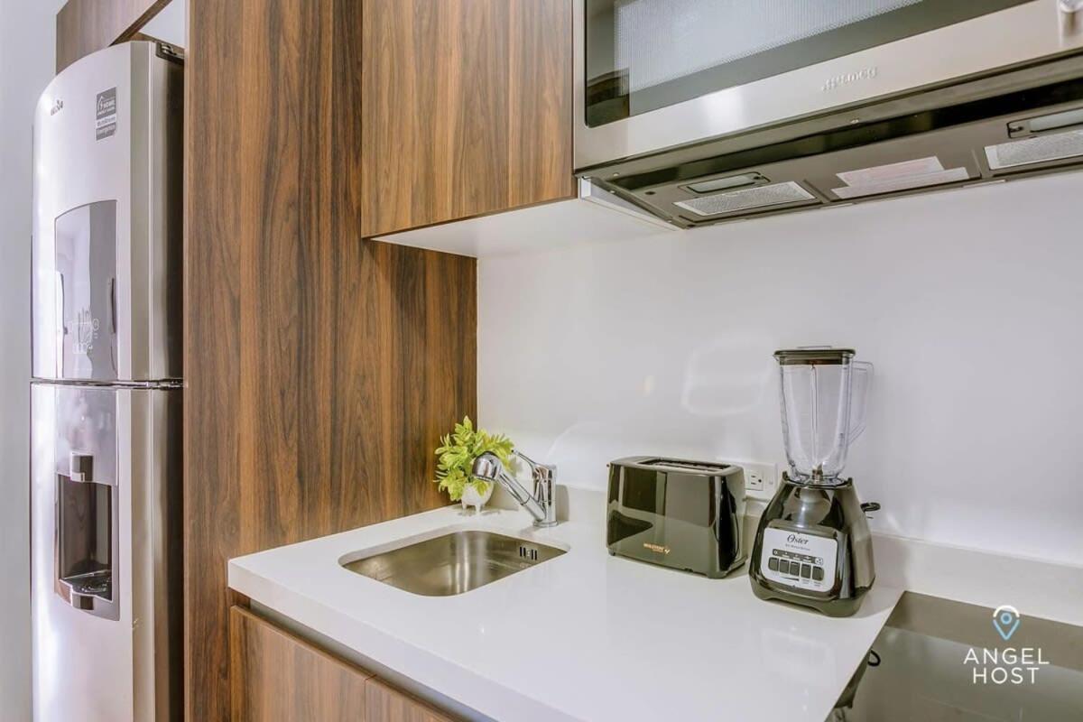 New! Adorable Midtown Studio, Pool, Wifi, Smart Tv *