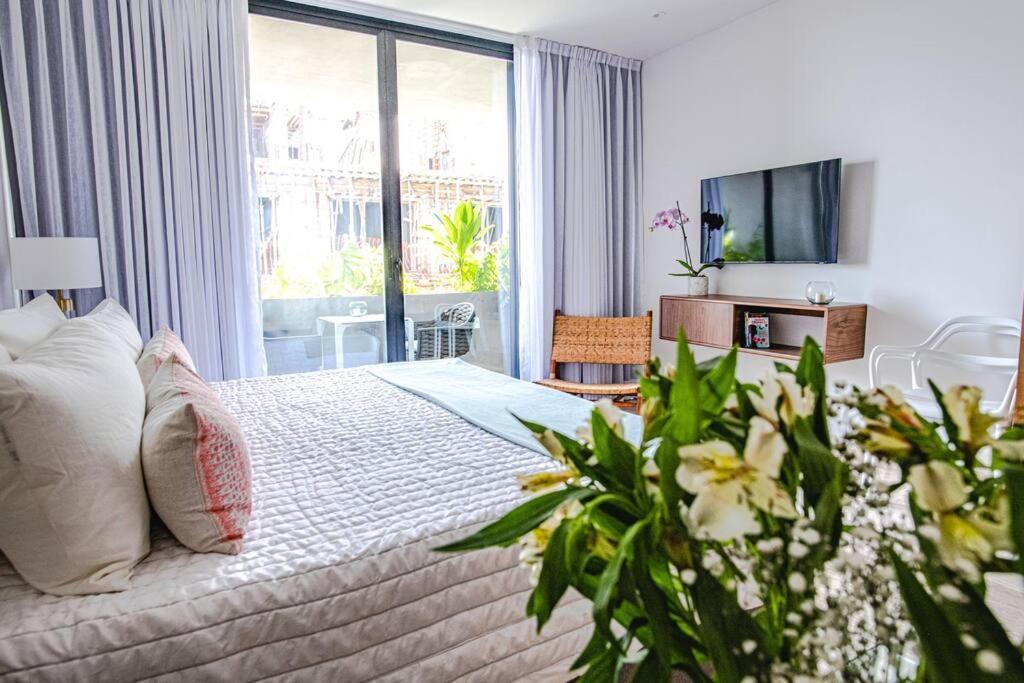 Ocean View Studio, Rooftop Pool, Steps From Hyatt Apartamento
