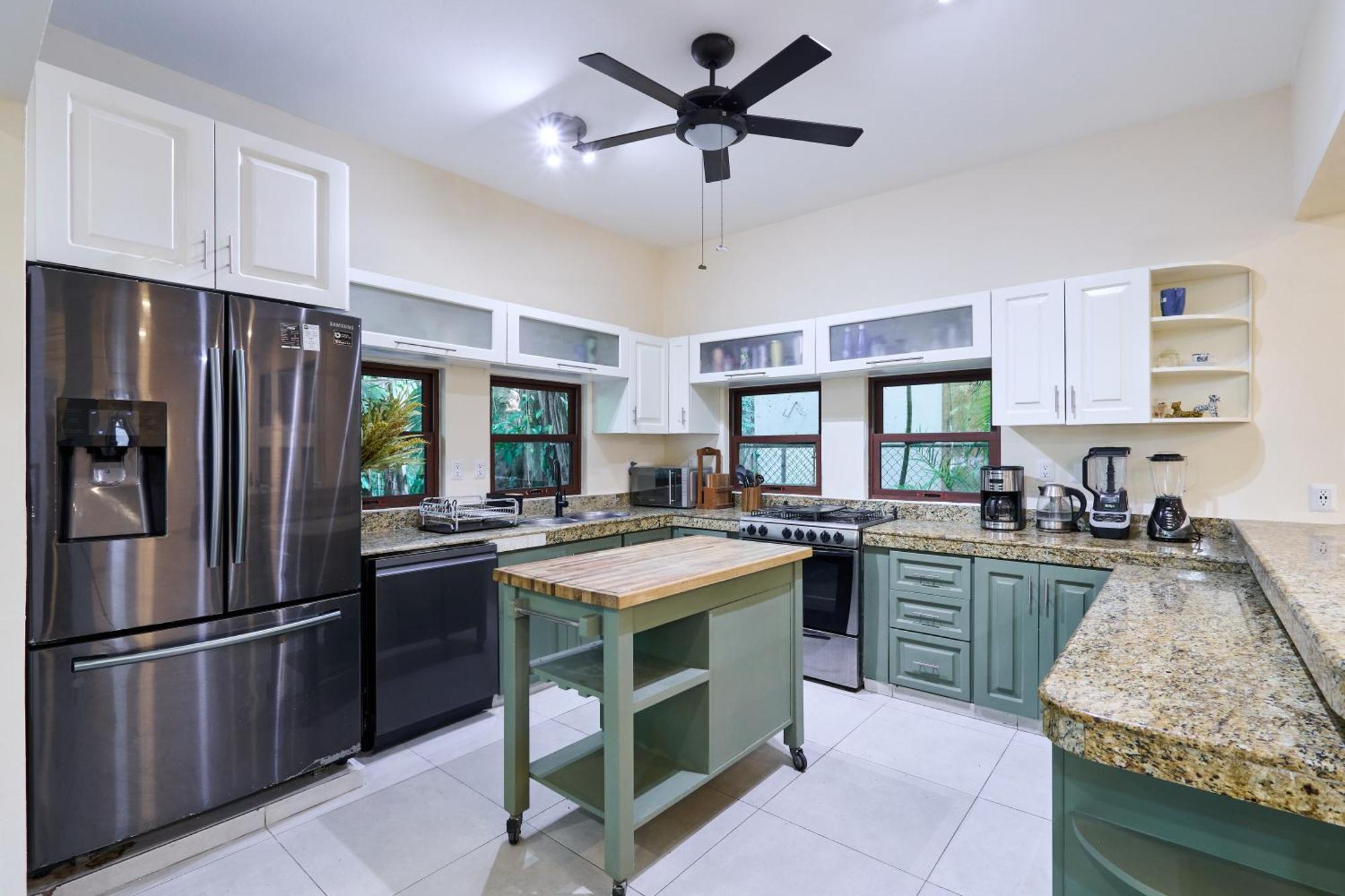 Spacious And Stylish Vacation For 8 With Private Pool And Large Terrace Holiday home *