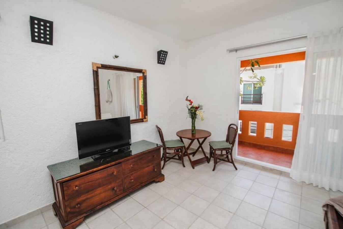 1br With Balcony And Terrace, 1 Block From 5th Av *