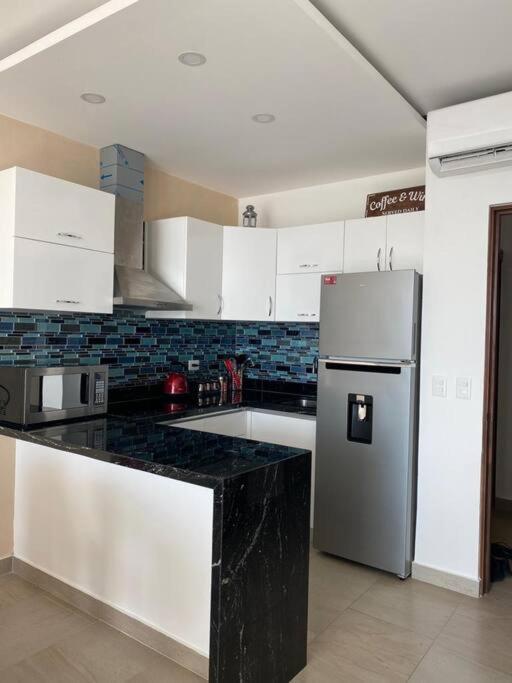 Beachside Haven Modern 2br Condo, With Rooftop Pool *