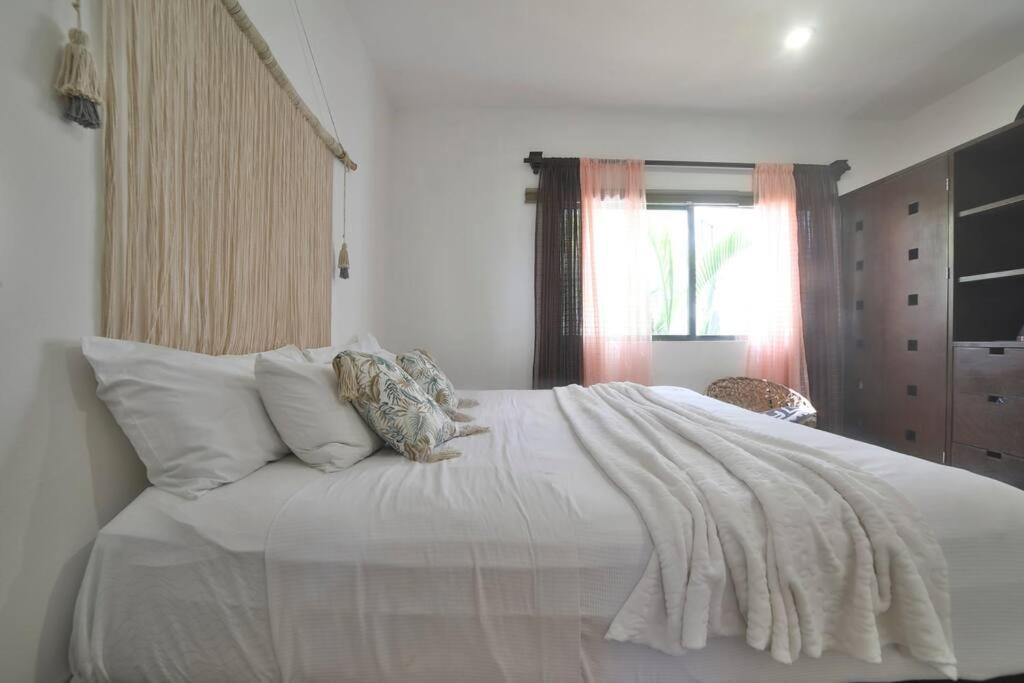 Lovely 2 Bdrm In Gated Community & Pool View