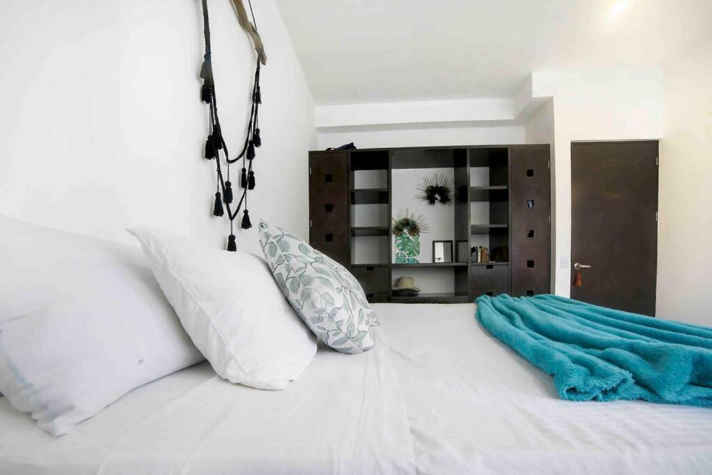 Lovely 2 Bdrm In Gated Community & Pool View Playa del Carmen