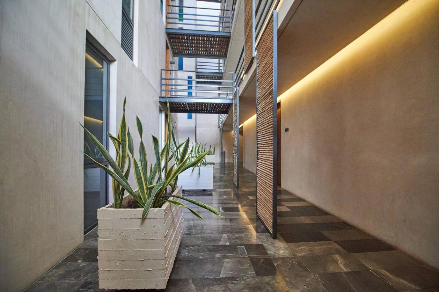 Căn hộ Downtown 4br At 200m 2 Apts In One *
