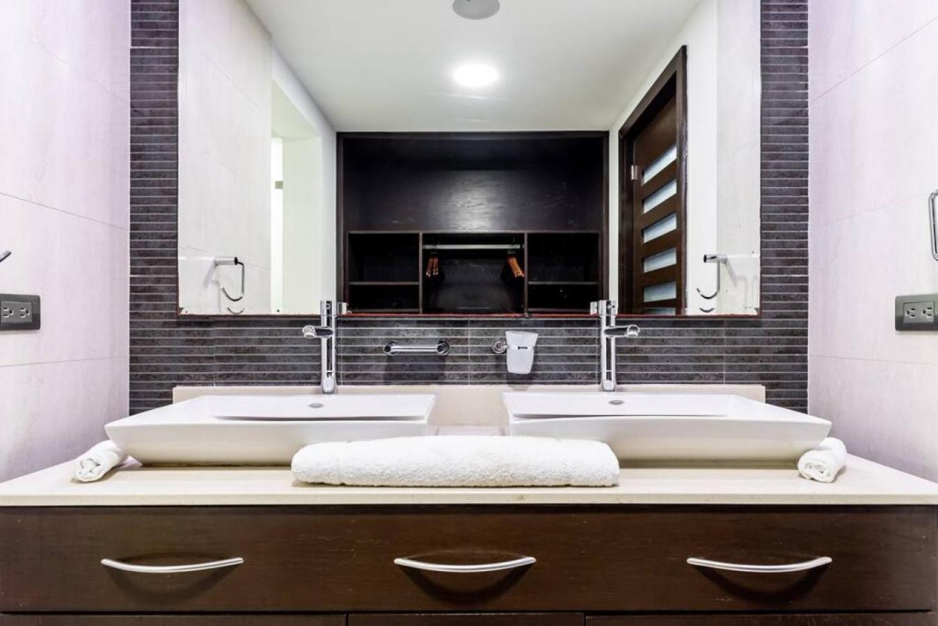 3br With Private Pool And Amenities Apartment *