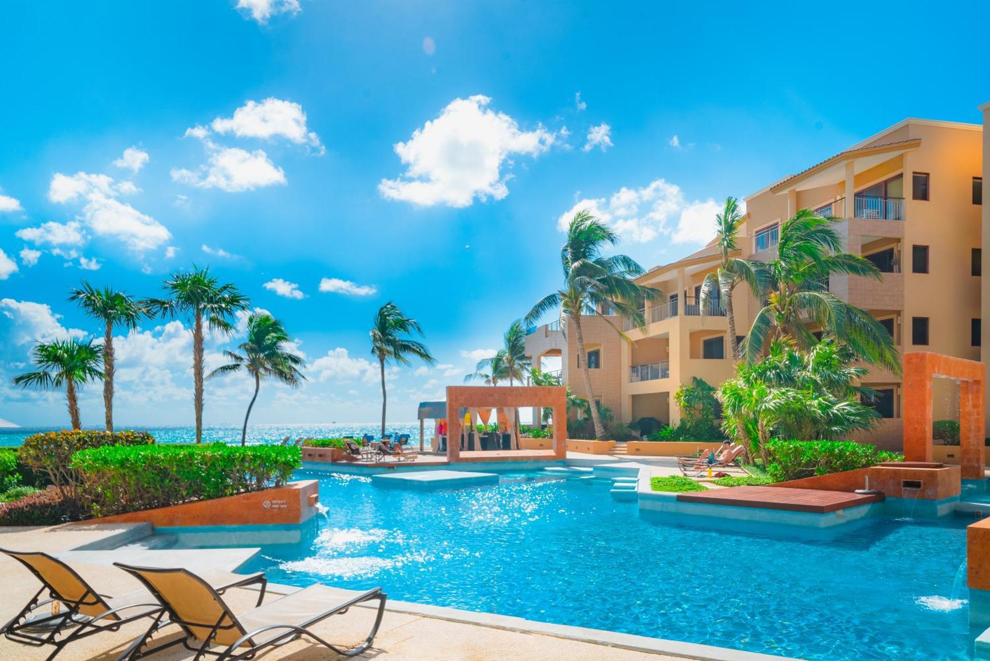 Surf 408 - Beachfront Stunning Ocean View Penthouse - At El Faro Holiday home