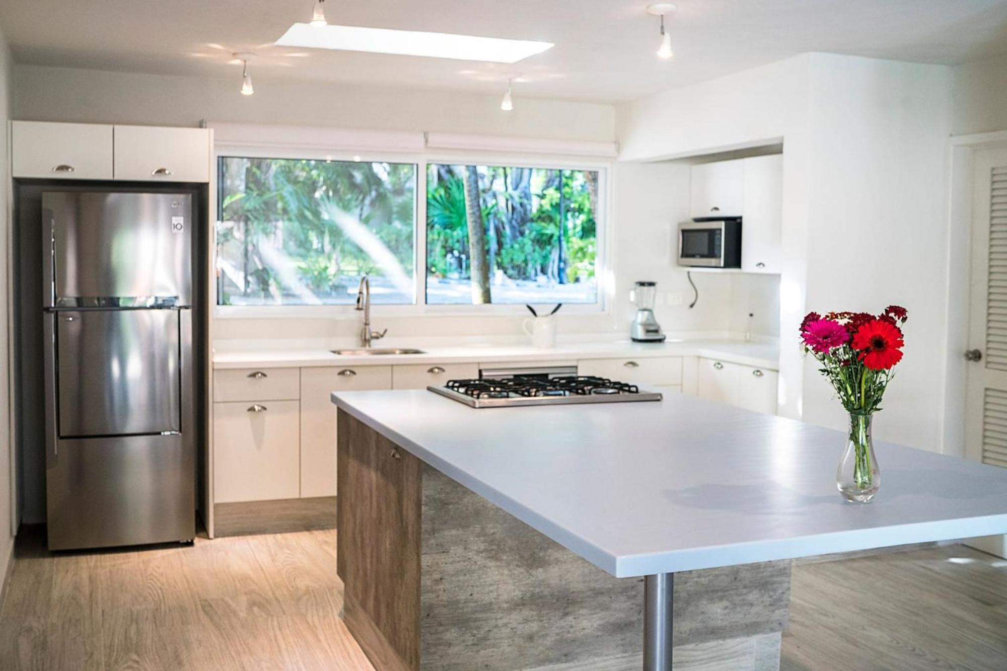 Casa de férias 3br Home, Steps From Spectacular Beach, Private Pool