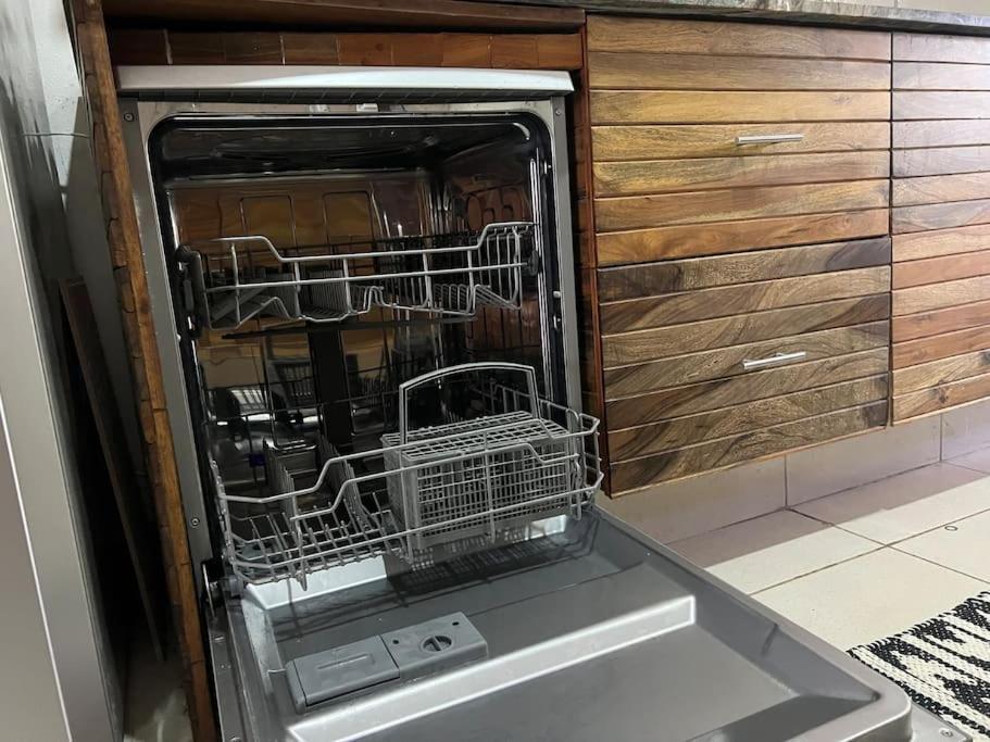 Lovely 2 Bdrm In Gated Community & Pool View Apartment *