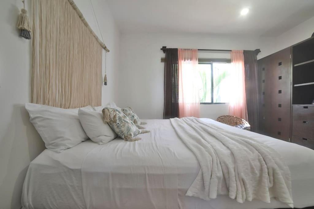 Lovely 2 Bdrm In Gated Community & Pool View Playa del Carmen