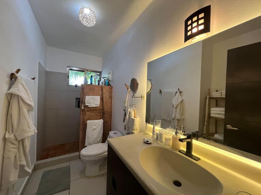Lovely 2 Bdrm In Gated Community & Pool View *