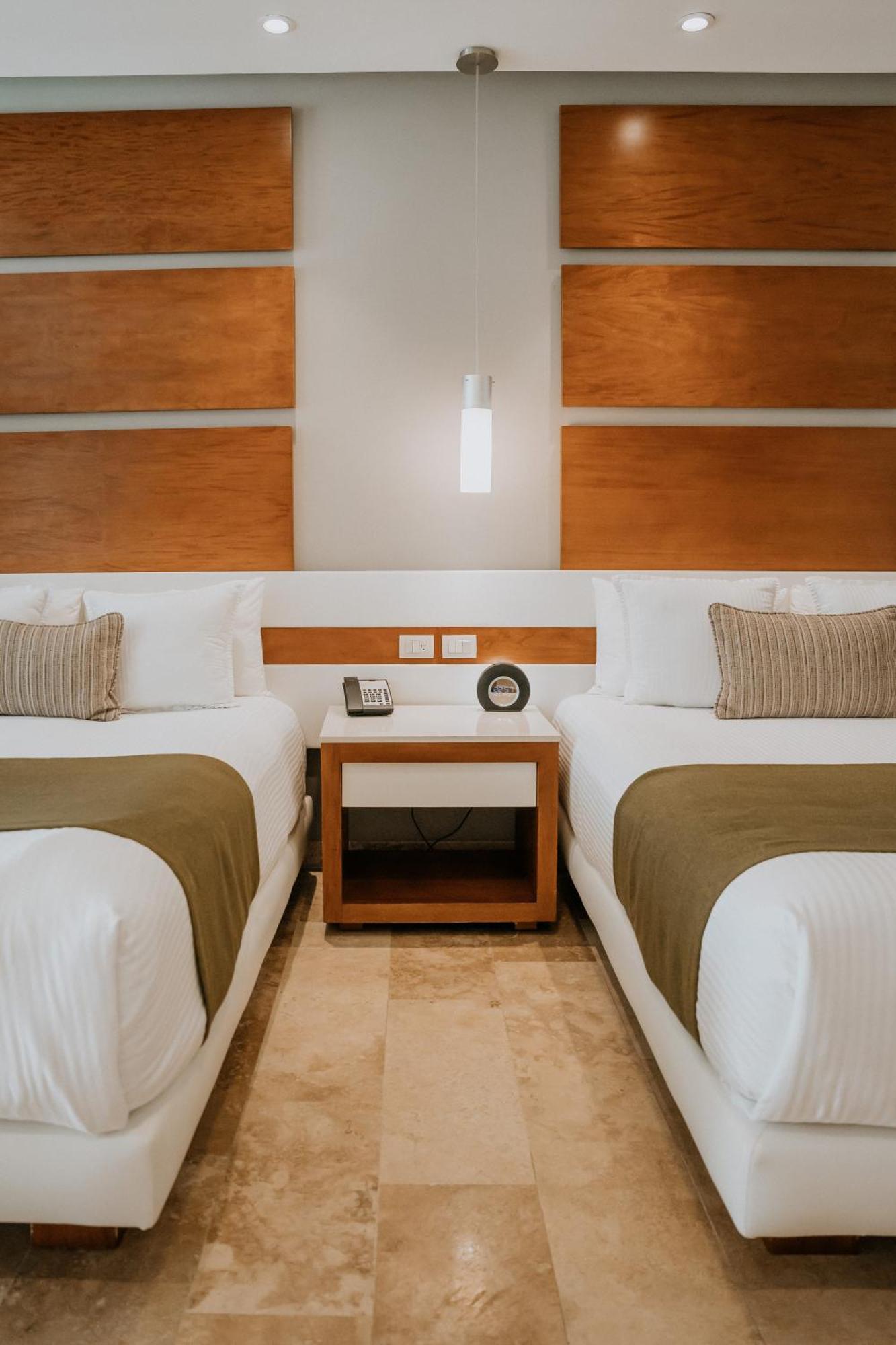The Reef 28 & (adults Only) Khách sạn
