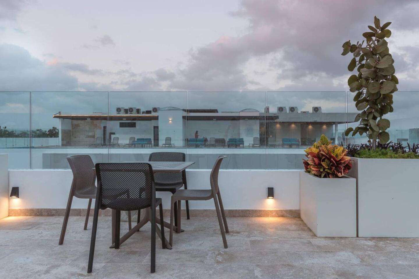 Apartment Private In Location, Microwave And Fridge *