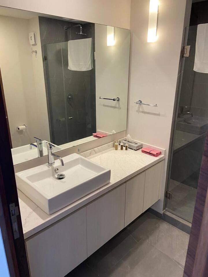 Private Rooftop, 1br Ph, 2ba, Sauna, Gym, Pool Apartment *