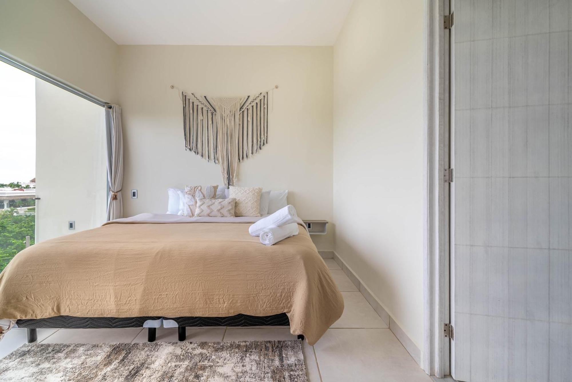 3 Bd With Balcony, Gym, Rooftop Pool, Hot Tub Ferienhaus *