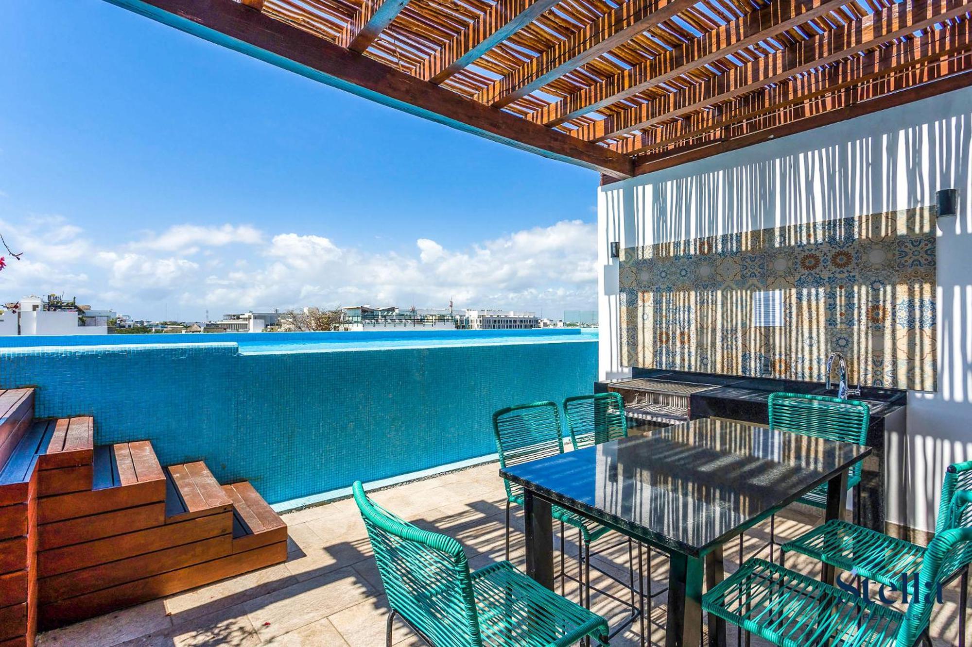 With Roof Pool Half Block To 5th Ave Holiday home *