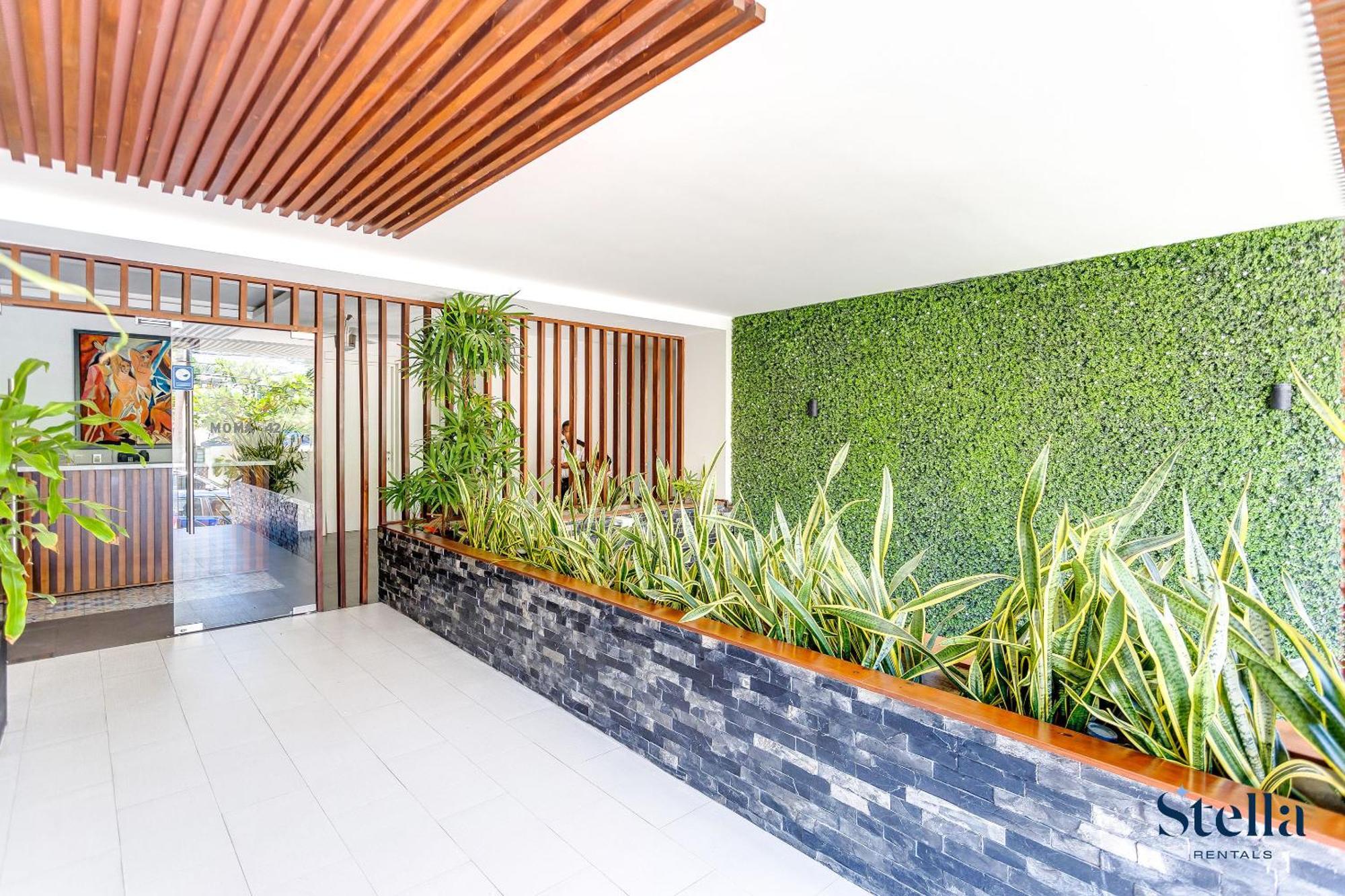 With Roof Pool Half Block To 5th Ave Holiday home