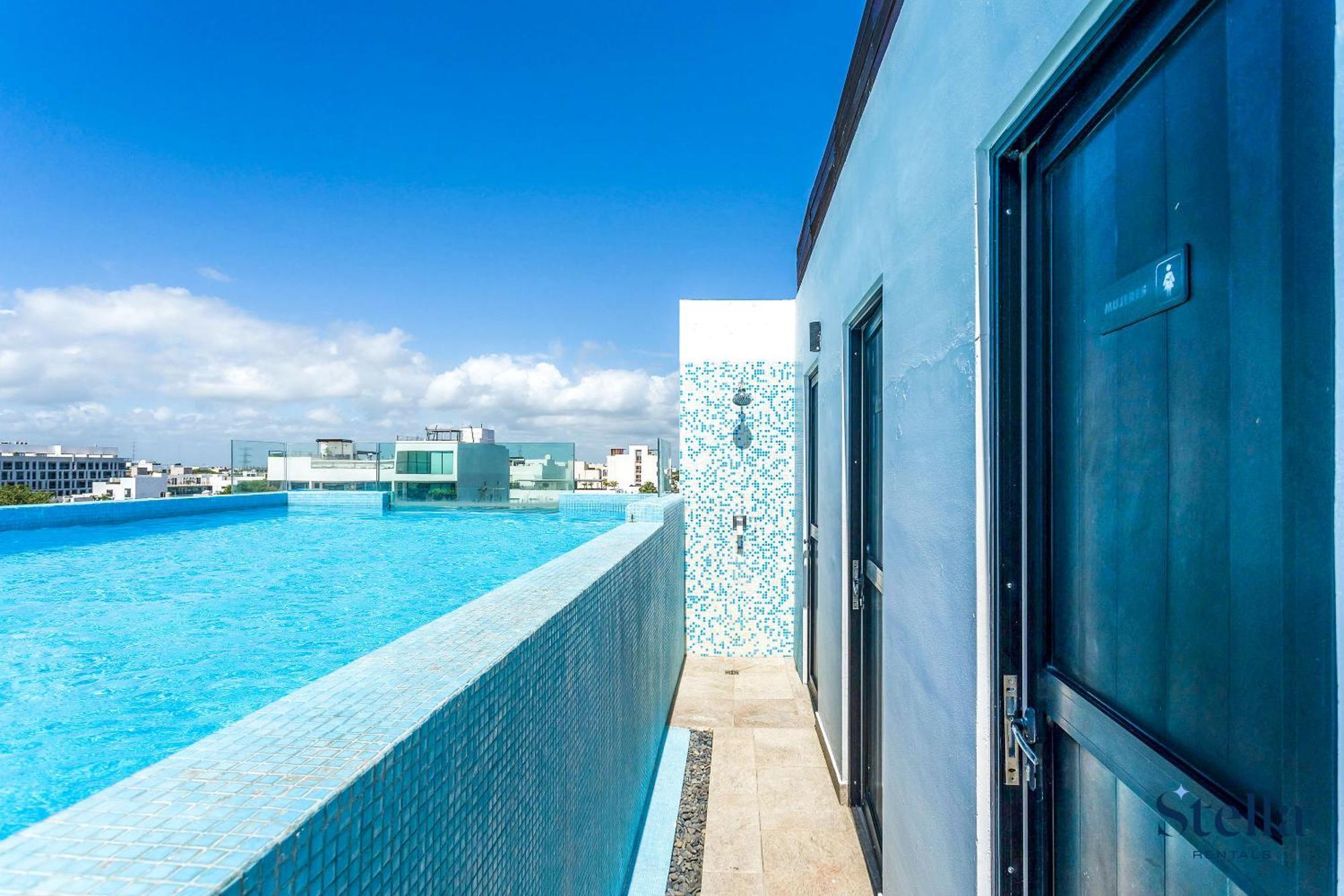 With Roof Pool Half Block To 5th Ave Holiday home *