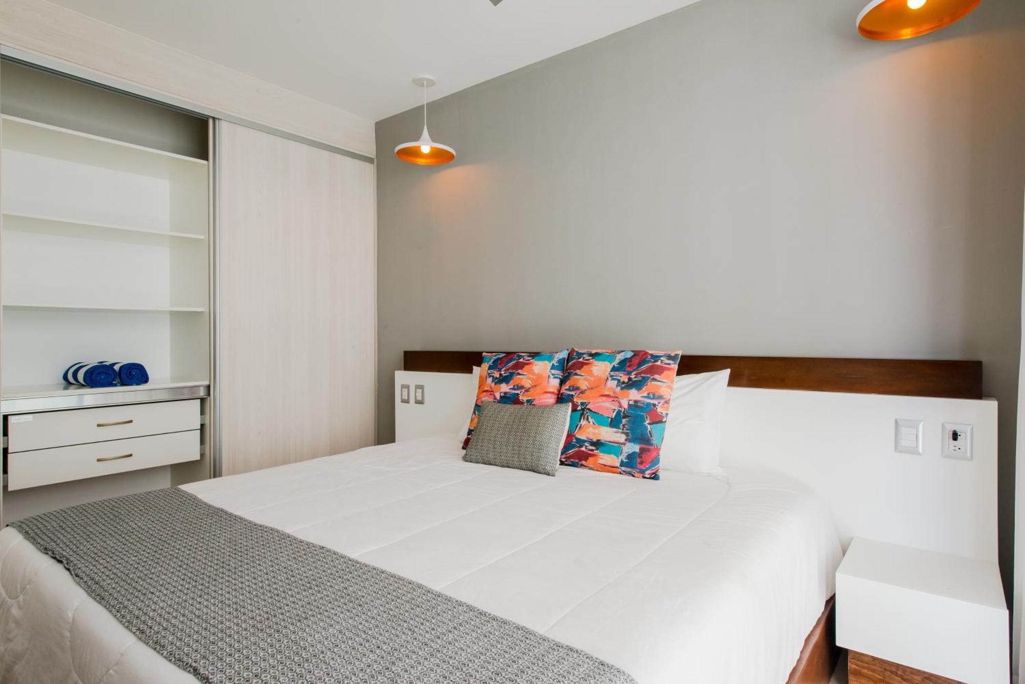 Holiday home With Roof Pool Half Block To 5th Ave