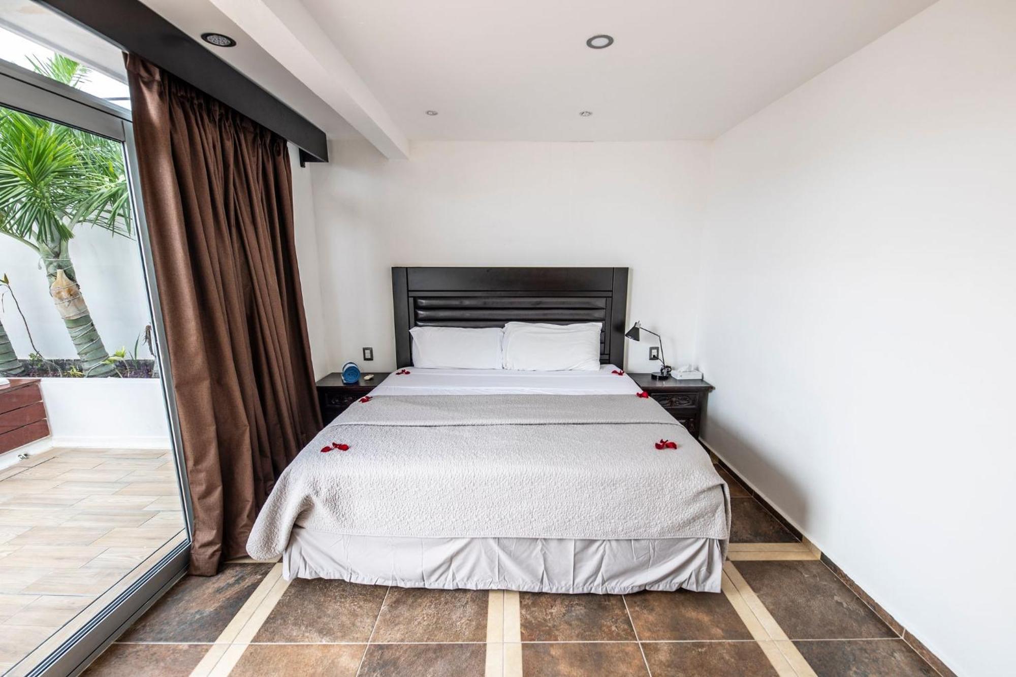 Penthouse At Mamitas Beach, Barbecue, Balcony, Sundeck, Jacuzzi Holiday home