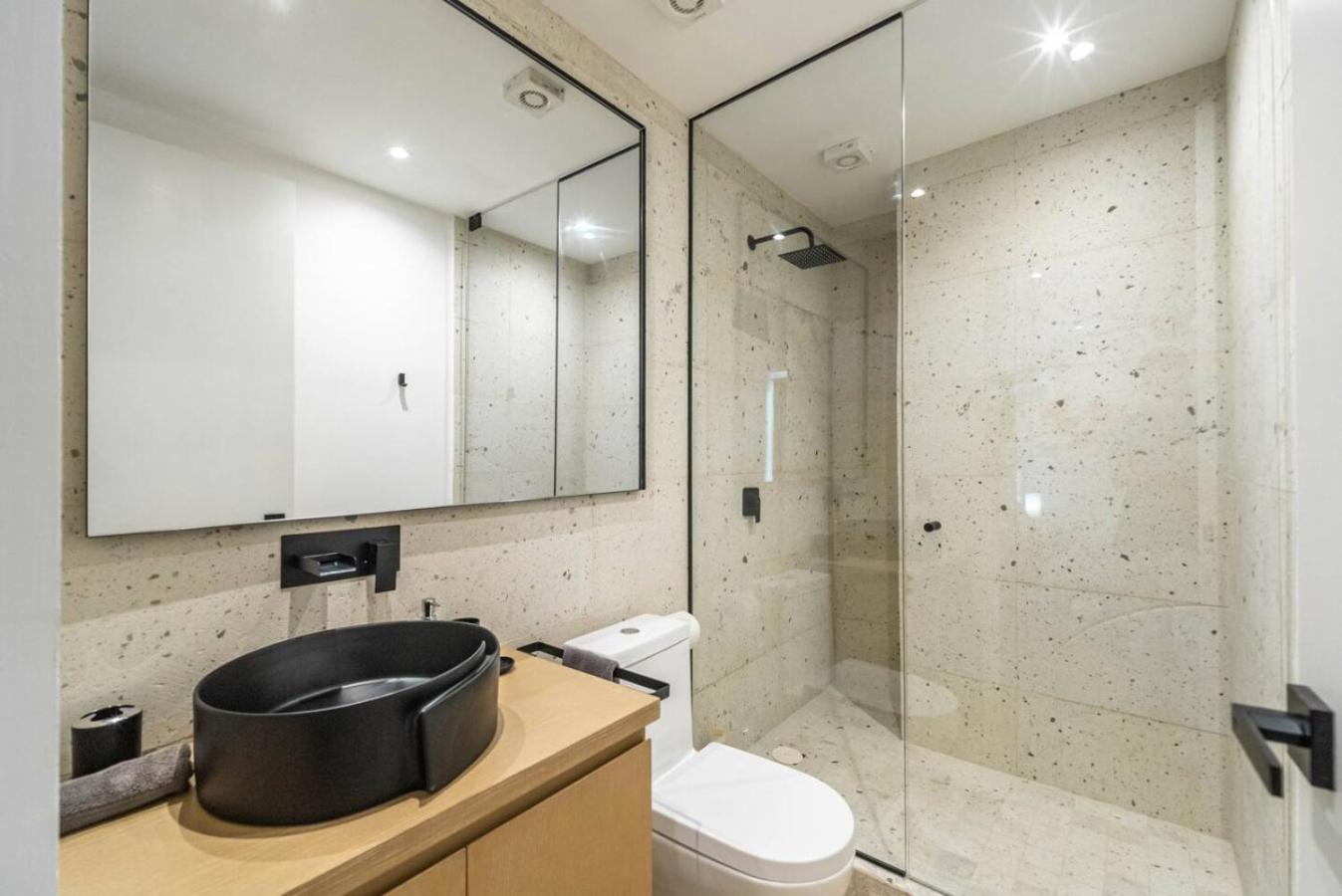 Casa de férias Lux With Rooftop Pool, Walk To And 5th Ave