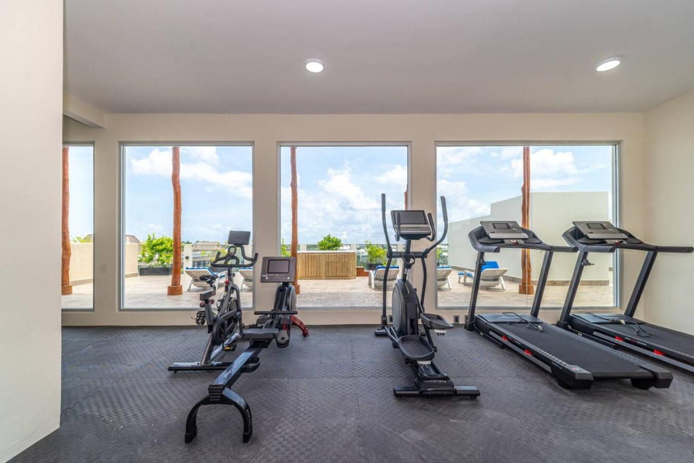Holiday home Stylish 2 Bedroom With Balcony, Rooftop Pool, Hottub *
