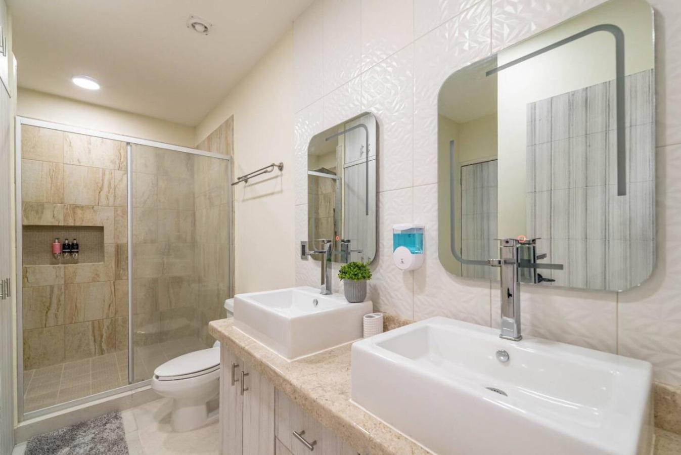 Stylish 2 Bedroom With Balcony, Rooftop Pool, Hottub Holiday home