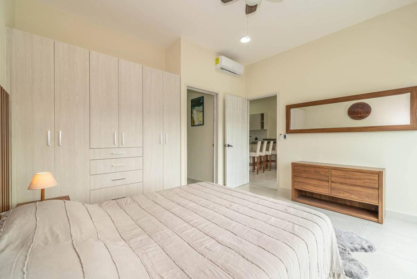 Stylish 2 Bedroom With Balcony, Rooftop Pool, Hottub Holiday home Playa del Carmen