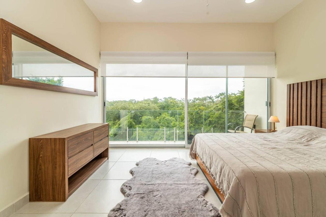 Stylish 2 Bedroom With Balcony, Rooftop Pool, Hottub