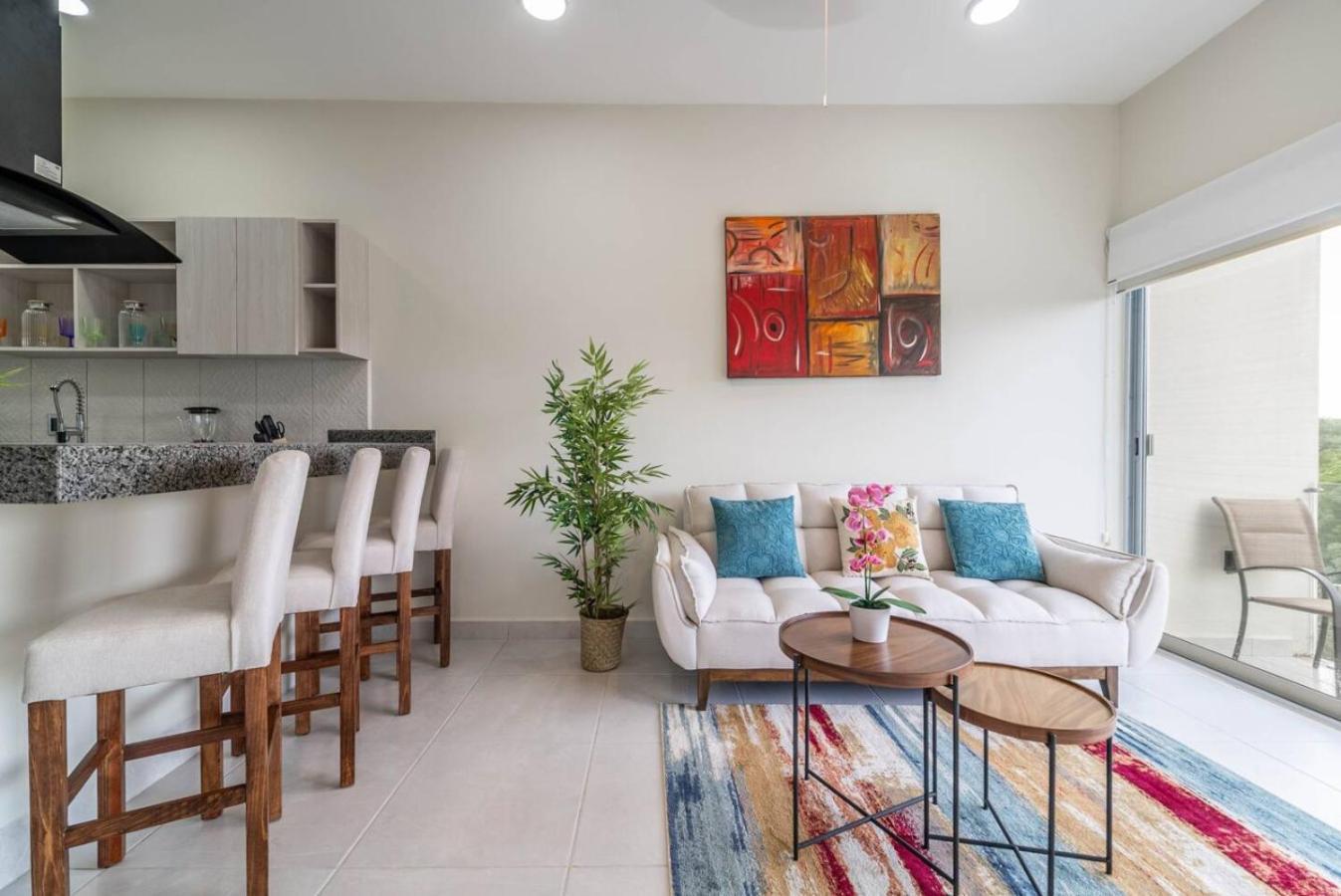 Stylish 2 Bedroom With Balcony, Rooftop Pool, Hottub Holiday home