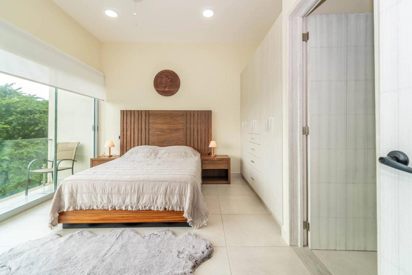 Stylish 2 Bedroom With Balcony, Rooftop Pool, Hottub Holiday home *