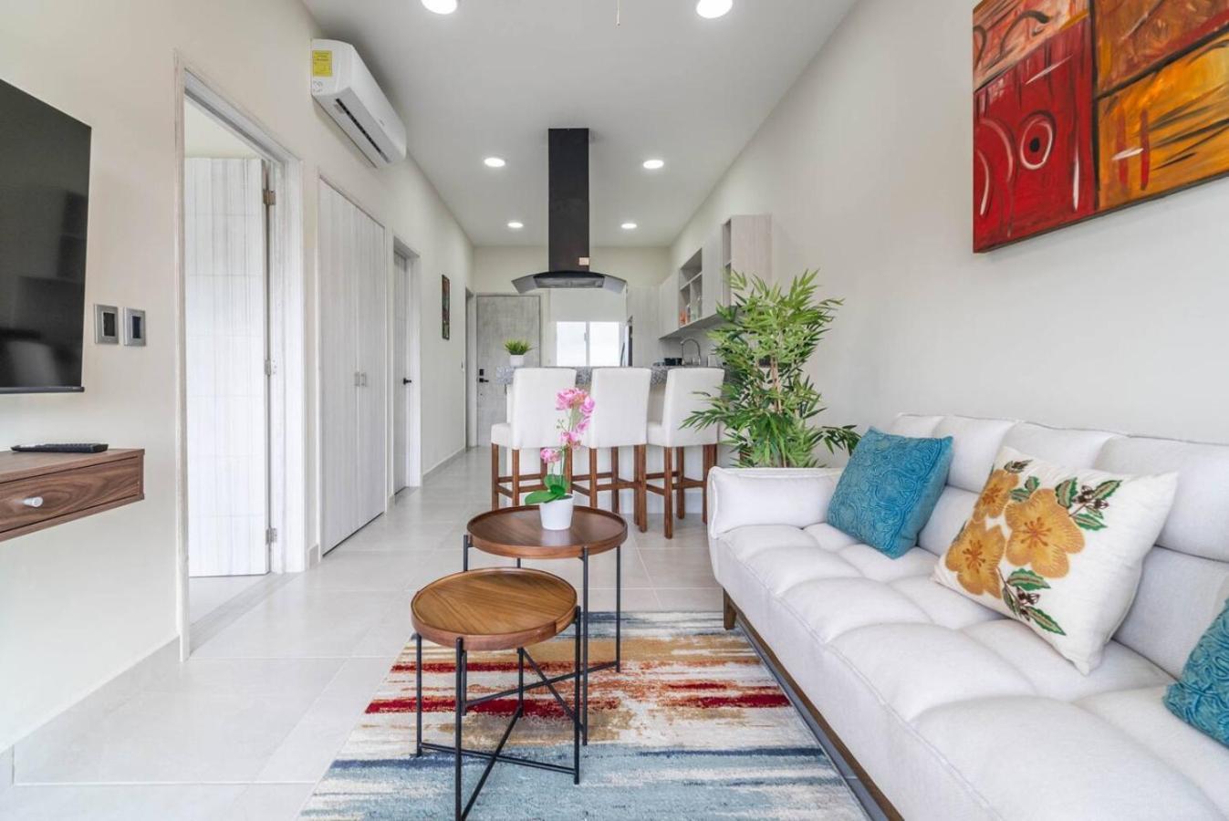 Stylish 2 Bedroom With Balcony, Rooftop Pool, Hottub Holiday home Playa del Carmen