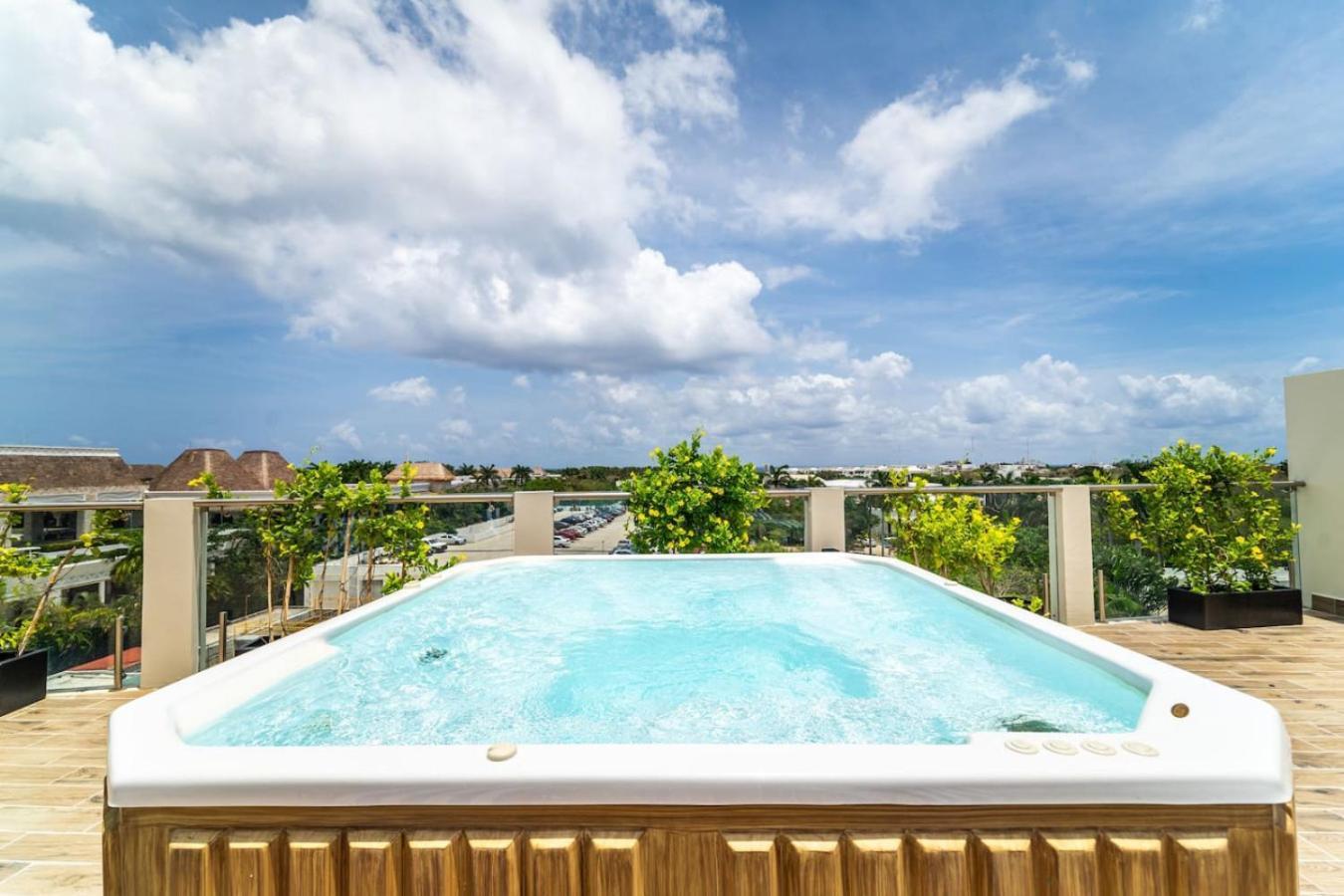 Stylish 2 Bedroom With Balcony, Rooftop Pool, Hottub Holiday home Playa del Carmen