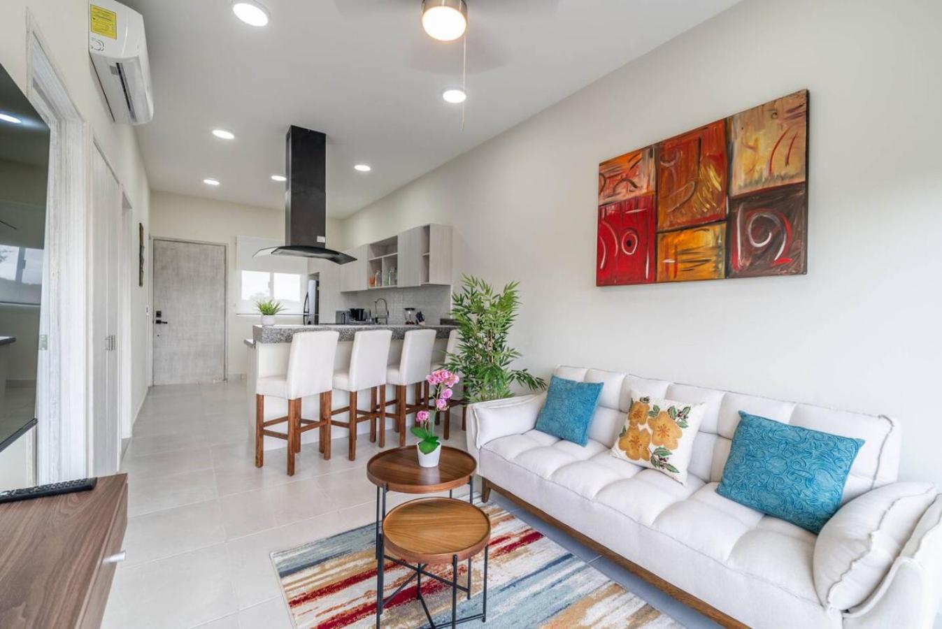 Stylish 2 Bedroom With Balcony, Rooftop Pool, Hottub Holiday home *