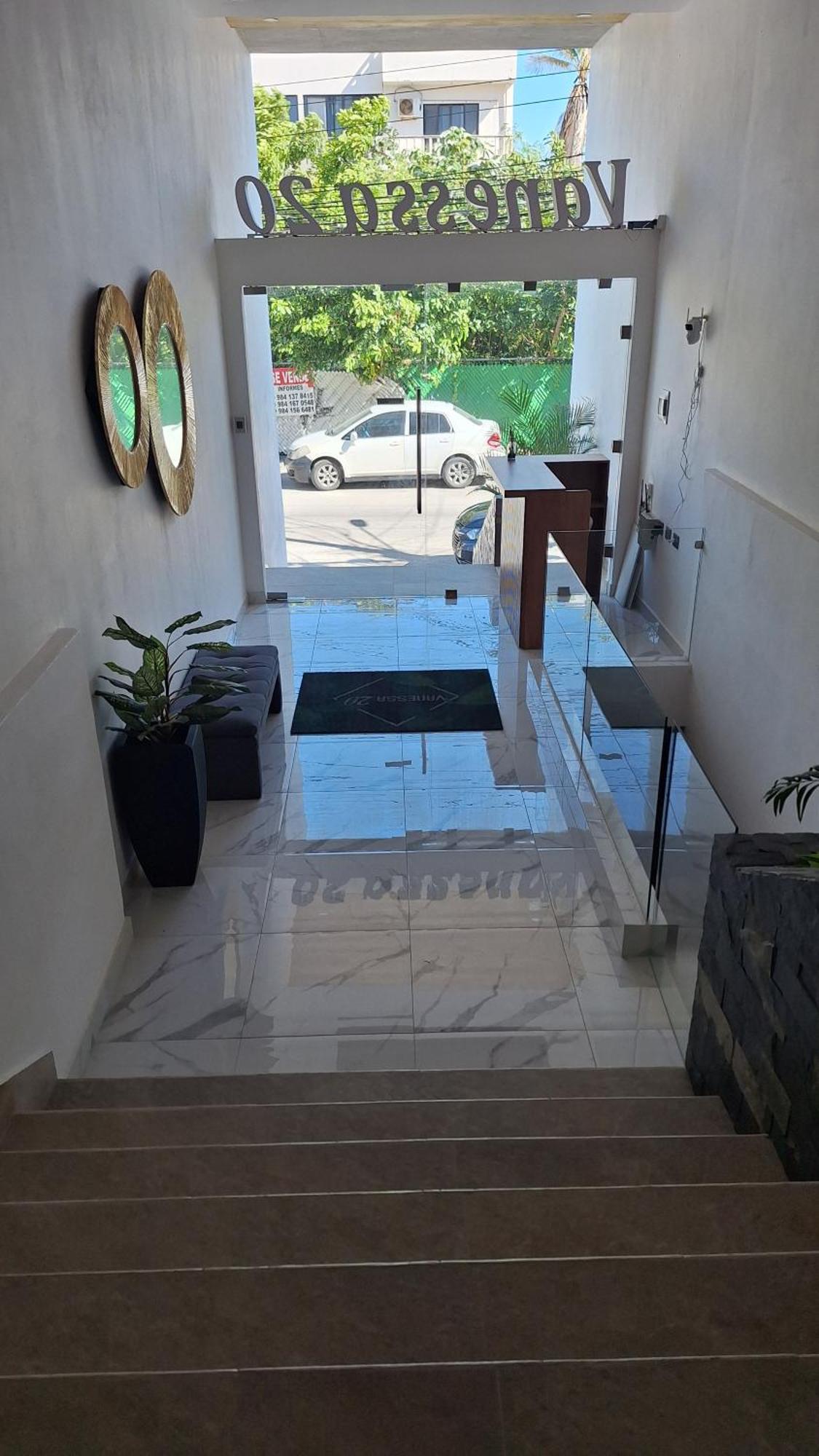 Khách sạn hẻo lánh - Playaquerida