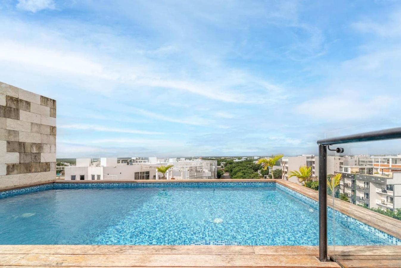 2 Bedroom Oasis With Incredible Rooftop Pool Holiday home