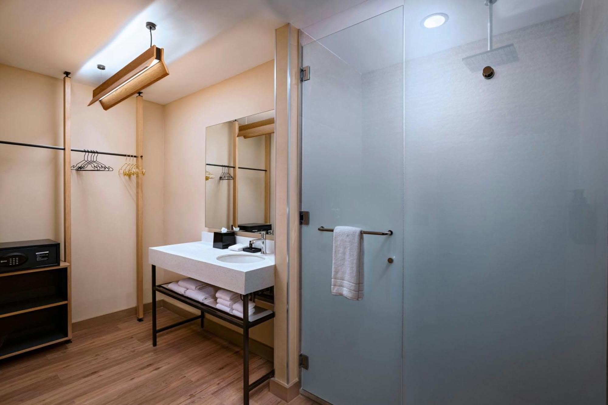 Aloft Khách sạn